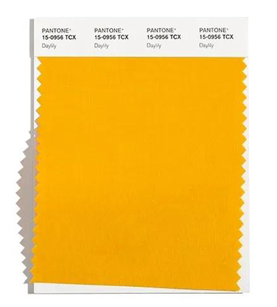 2021秋冬女裝十大流行色 晴空藍(lán)、嫩粉紅等色彩都很美(圖29)